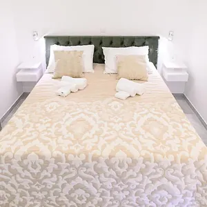 https://luxury-rooms-green-and-gold-split.splithotels.org